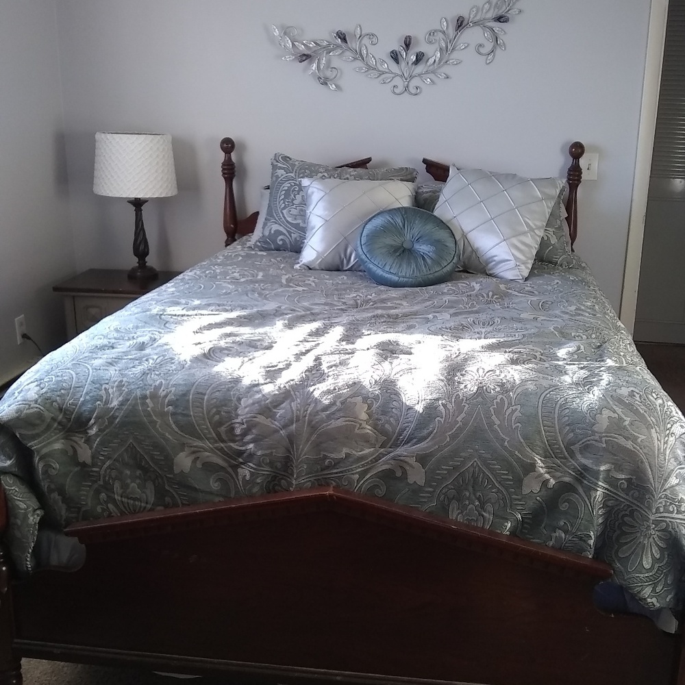 Croscill Queen size Bedding Set- Gabijel